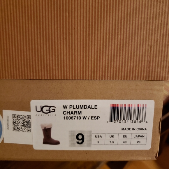 UGG Plumdale Charm Boots - like new - Picture 6 of 8